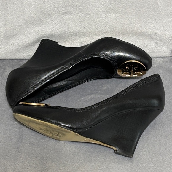 🔥🔥🔥Tory Burch Black and Gold Flats Iconic Design Size: 7.5US/ 38 EU🔥🔥🔥 - Picture 7 of 9